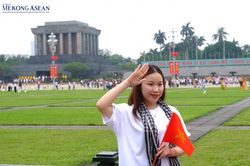 Hà Nội: Hàng nghìn người xếp hàng vào Lăng Bác trước thềm 30/4