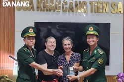 Trạm biên phòng Cửa khẩu cảng Tiên Sa hỗ trợ du khách tìm lại tài sản
