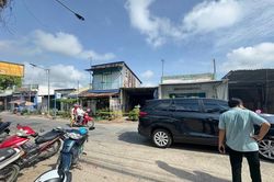 Người dân tháo chạy ra khỏi 10 căn nhà ở An Giang