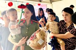Chiến sĩ Công an lan tỏa yêu thương, mang niềm vui đến với cộng đồng