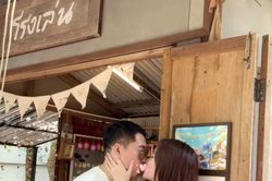 Ca sĩ Anh Thơ 'rất ngầu' ngồi cà phê, diễn viên Hương Giang thông báo kết hôn