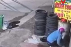Camera ghi cảnh người đàn ông dùng xăng đốt nhà dân trong đêm