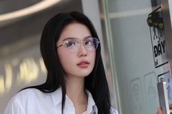 Ngọc Trinh diện sơ mi trắng kết hợp chân váy đen đơn giản lại được khen nức nở