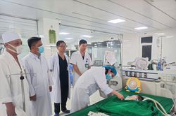 Trao quà cho trẻ em có hoàn cảnh khó khăn nhân Ngày Quốc tế Thiếu nhi 1/6