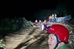 Xuyên đêm cứu hộ 4 người dân mắc kẹt giữa dòng nước lũ