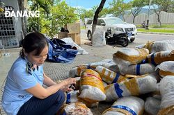Phát hiện lô hàng mực khô có dấu hiệu mốc, bốc mùi tại vỉa hè