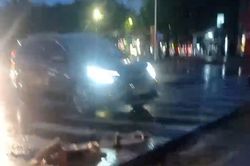 Mưa lớn gây sụt lún rãnh đường đang thi công dang dở ở TP Vinh
