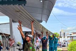 Sạt lở ở phường Giá Rai cuốn trôi phần sau của 5 căn nhà dân