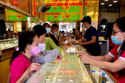 Giá vàng hôm nay 24/7/2025: Giá vàng trong nước và thế giới có tăng nhưng đang có nguy cơ bị bán chốt lời