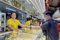 Giá vàng chiều nay 8/8/2025: Giá vàng trong nước và thế giới tăng vọt lên kỷ lục mới, Mỹ đánh thuế lên vàng miếng