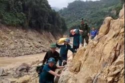 Cán bộ, lực lượng '4 tại chỗ' Nghệ An trèo núi đá, vượt suối gùi gạo tiếp tế cho bản bị chia cắt ở tâm lũ Mỹ Lý