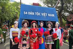 Á hậu Du lịch thế giới Hương Ly diện Áo dài dân tộc Cao Lan, nổi bật trong đoàn diễu hành 54 dân tộc Việt Nam