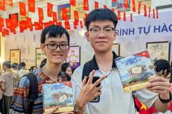 Đông đảo người dân xếp hàng đón chờ mô hình 3D Lăng Bác