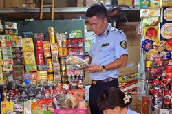 Quản lý thị trường Hà Nội phát hiện thu giữ hàng nghìn bánh Trung thu và đồ chơi nhập lậu