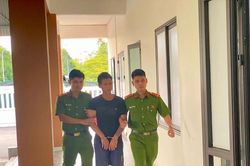 Khống chế đối tượng mang dao vào trụ sở công an gây rối