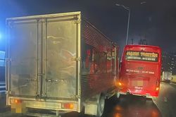 Nguyên nhân tài xế xe khách chèn ép, tạt đầu xe tải ở Vành đai 3 trên cao Hà Nội