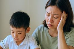 Dạy con lớp 1 tập viết, tôi suýt xuất huyết não