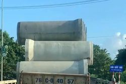 Xử phạt tài xế chở nhiều cống bê tông trụ tròn không chằng buộc lưu thông trên đường