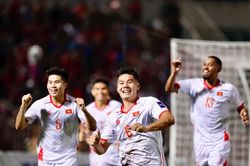 Tin nóng bóng đá Việt Nam hôm nay 15/10: ĐT Việt Nam tiếp tục tăng hạng; HLV Kewell có thêm ngoại binh trước trận ra mắt