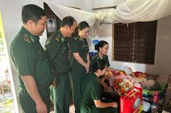 Thăm, tặng quà cho hai Mẹ Việt Nam Anh hùng