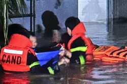 Mưa lớn 'nhấn chìm' phường Bến Cát, 165 người được giải cứu an toàn