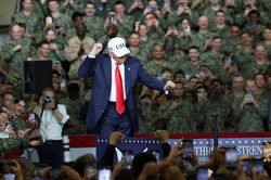 Ông Trump nhảy 'YMCA' cùng lính Mỹ trên tàu sân bay ở Nhật Bản