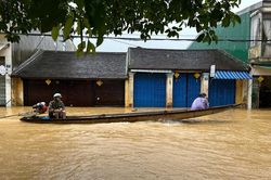 Mưa trắng trời, người dân TP. Huế lần thứ 3 phải ứng phó với lũ lớn