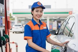 Giá xăng dầu ngày mai dự báo có thể đảo chiều giảm