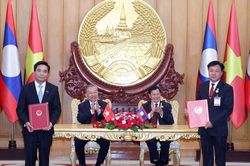 Tổng Bí thư Tô Lâm và Tổng Bí thư, Chủ tịch nước Lào chứng kiến Lễ trao các văn kiện hợp tác