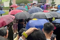 Gần 700 người đội mưa, chen chân tranh 41 suất nhà ở xã hội ở Đà Nẵng