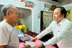 Lãnh đạo xã Thăng Trường thăm, tặng 42 suất quà Tết cho các Mẹ Việt Nam anh hùng, gia đình chính sách