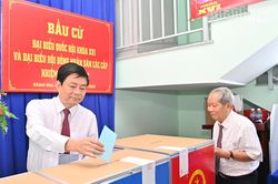 Phó Chủ tịch Thường trực HĐND tỉnh Lữ Thanh Hải dự và bỏ phiếu bầu cử Tổ bầu cử số 29, phường Nha Trang