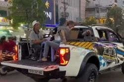 Nhóm người ngang nhiên ăn uống trên thùng xe bán tải giữa đường TPHCM