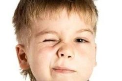 Lạm dụng thiết bị điện tử, nhiều trẻ mắt nháy liên tục do hội chứng tic