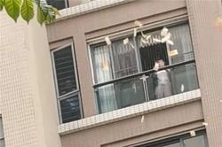 Người phụ nữ liên tục ném tiền xuống đất, nhiều người tranh nhau nhặt