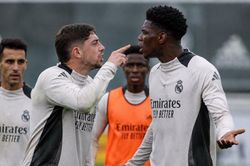 Real Madrid hỗn loạn, 2 sao suýt choảng nhau trên sân