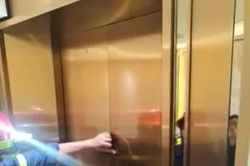 Cận cảnh giải cứu 7 phụ nữ mắc kẹt trong thang máy thẩm mỹ viện