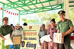 Trao 300 suất quà cho người dân khó khăn tại xã Công Hải
