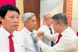 TPHCM: 31 đảng viên xã Bình Hưng nhận Huy hiệu Đảng
