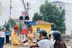 Hàng trăm trường hợp vi phạm an toàn giao thông đường sắt bị xử phạt
