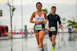 Hot girl làng gym chạy 21km dưới mưa lớn, Hồng Lệ vô địch marathon ở Hải Phòng