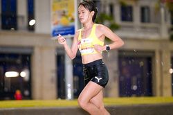 Hot girl làng gym chạy 21km dưới mưa lớn, Hồng Lệ vô địch marathon ở Hải Phòng