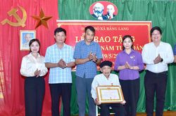 Phó Bí thư Thường trực chuyên trách Đảng ủy UBND tỉnh Nông Thị Bích Huệ trao Huy hiệu Đảng tại xã Xuân Giang, Bằng Lang