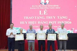 Trang trọng tổ chức Lễ trao tặng Huy hiệu Đảng đợt 19/5 tại Đảng bộ các xã, phường, Đảng ủy các cơ quan Đảng tỉnh