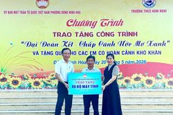 Phường Đông Ninh Hòa tặng 6 bộ máy tính cho Trường THCS Hàm Nghi