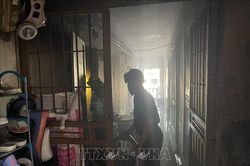 Kịp thời đưa hai người cao tuổi mắc kẹt trong đám cháy khu tập thể đến nơi an toàn