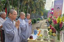 Năm thứ 13 liên tiếp hạ thủy 7 hoa sen trên kênh Nhiêu Lộc (TP.HCM) kính mừng Phật đản