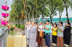 Năm thứ 13 liên tiếp hạ thủy 7 hoa sen trên kênh Nhiêu Lộc (TP.HCM) kính mừng Phật đản
