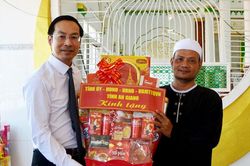 Phó Bí thư Thường trực Tỉnh ủy, Chủ tịch HĐND tỉnh An Giang Nguyễn Thanh Nhàn chúc Tết Roya Haji tại xã Vĩnh Hậu