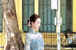 Mỹ nhân đẹp bậc nhất Trung Quốc khoe nhan sắc đỉnh cao ở phố đi bộ Hồ Gươm